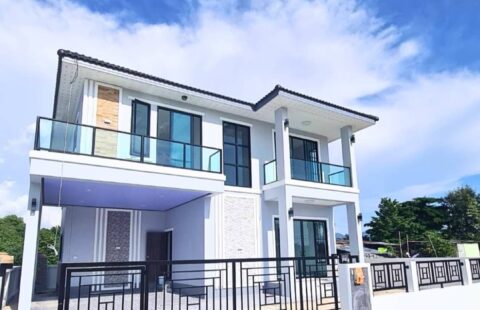 #ขายบ้านเดี่ยว 2 ชั้น มือ 1 สร้างเอง ไม่มีค่าส่วนกลาง เนื้อที่ 50 ตร.ว. ตกแต่งสไตล์ โมเดิร์น ทุกห้องออกแแบบฝ้าหลุม สวยงาม ออกแบบทันสมัย พร้อมระเบียงชั้น2