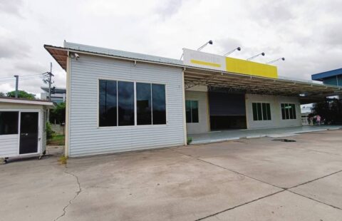 #ให้เช่าอาคารสำนักงานศรีราชา   #โชรูม700ตรม.  ติดถนนหมายเลข7 🕋 ค่าเช่า 100,000 บาท. ใกล้ห้างเจปาร์ค ใกล้สวนเสือศรีราชา กันห้องออฟฟิตเป็นสัดส่วน มีพื้นที่จอดรถเพียงพอ  🚙🚙🚗🚕