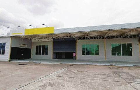 P#ให้เช่าอาคารสำนักงานศรีราชา   #โชรูม700ตรม.   ติดถนนหมายเลข7  #ปรับลดค่าเช่า 80,000 บาท. ใกล้ห้างเจปาร์ค ,สวนเสือศรีราชา ทำเลดี!!!!! กันห้องออฟฟิตเป็นสัดส่วน  มีพื้นที่จอดลดได้หลายคัน